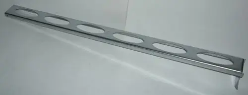 Gerade, metallische Stütze mit mehreren ovalen Öffnungen, geeignet zur Montage bei Daikin-Produkten, präsentiert auf einem hellen Hintergrund.